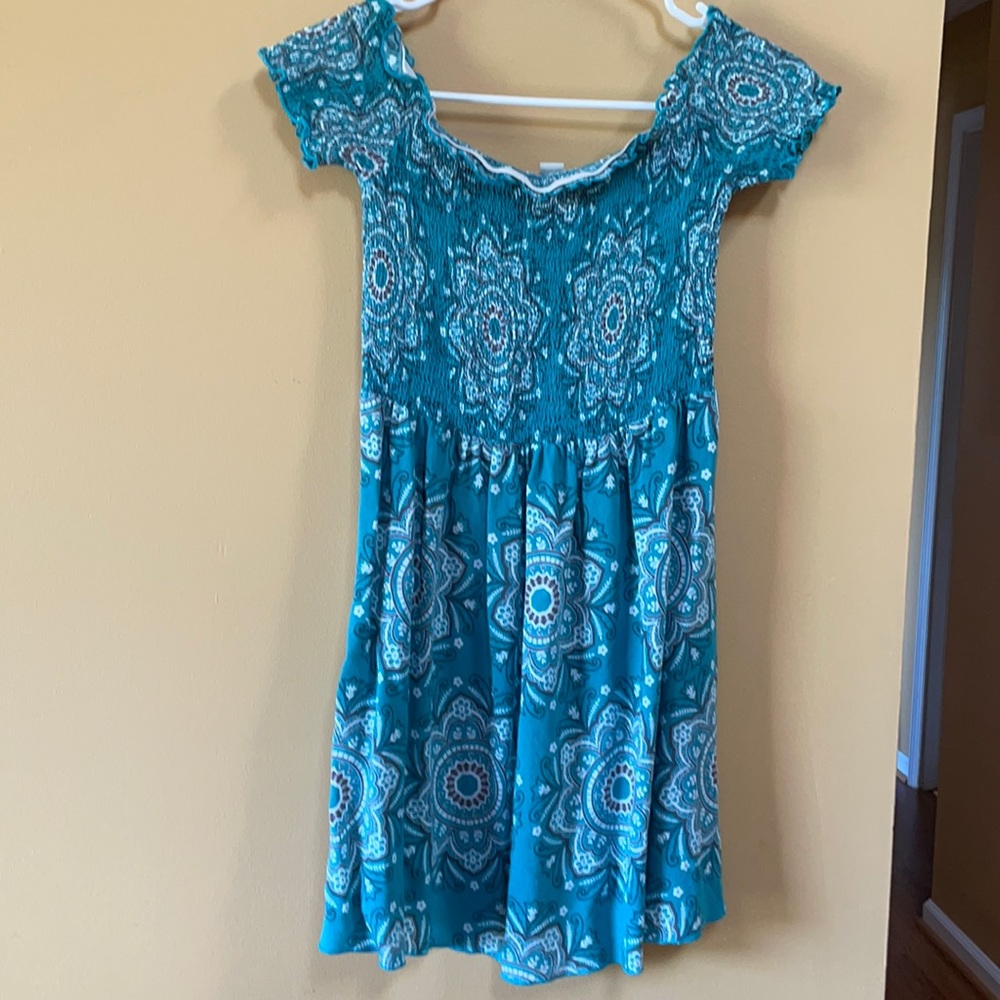 CHARLOTTE RUSSE Teal Design Top Size Medium